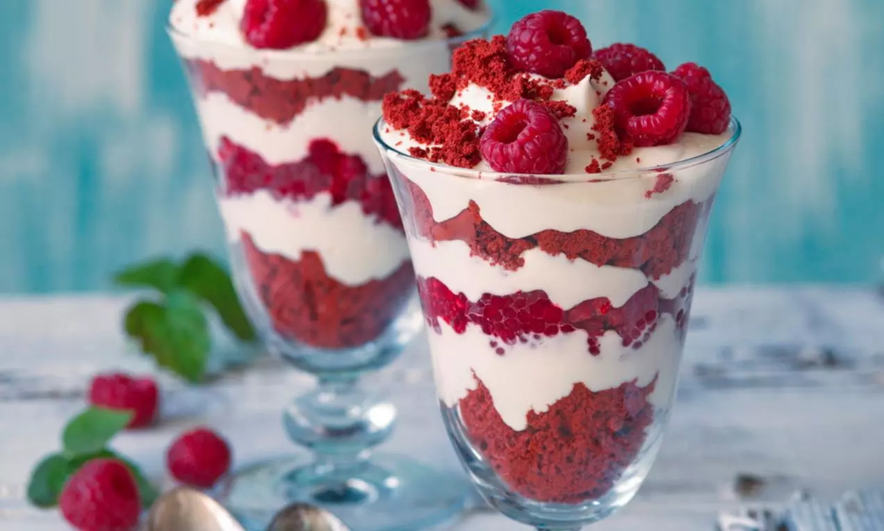 Red velvet dort servírovaný ve sklenici
