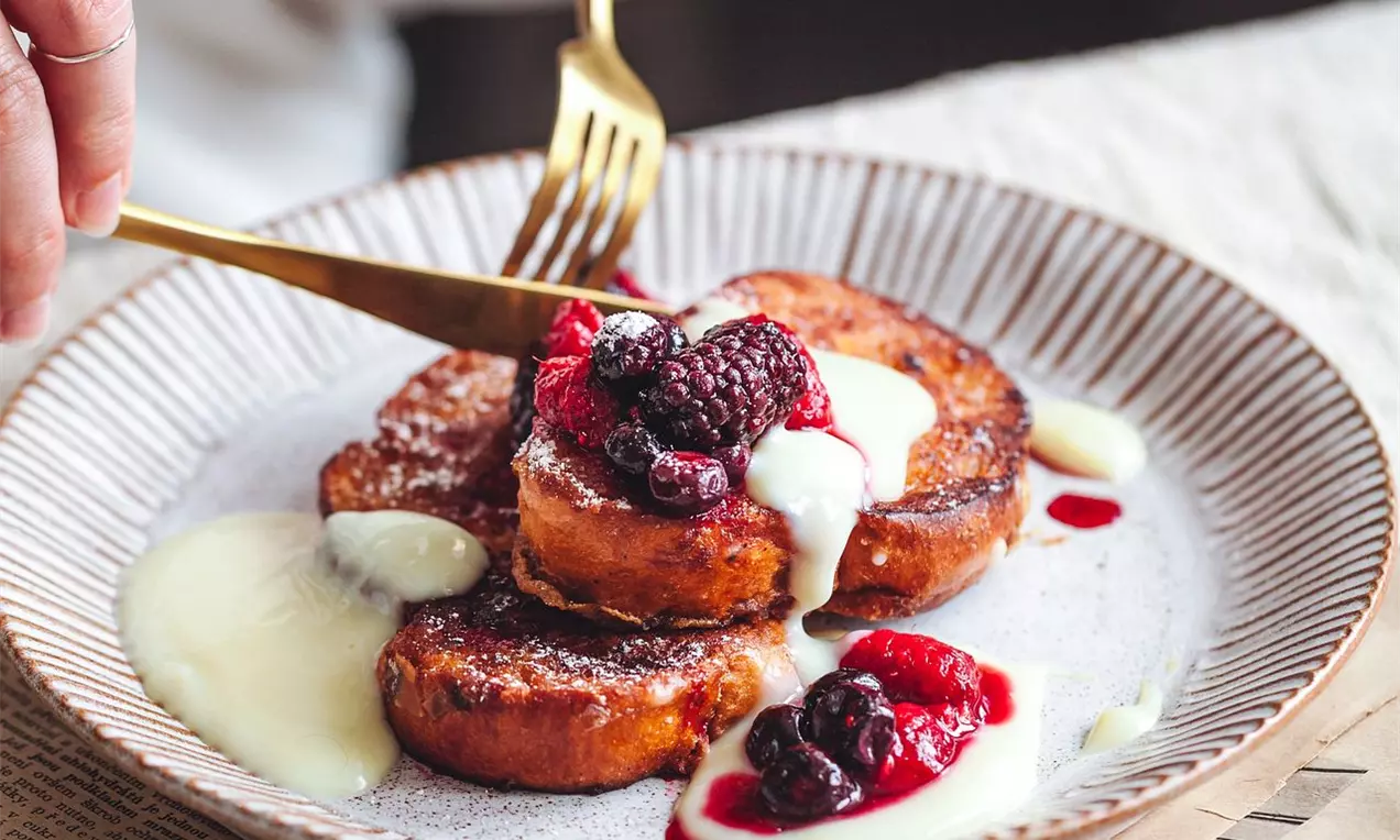 Francouzský toast s lesním ovocem a vanilkovou omáčkou